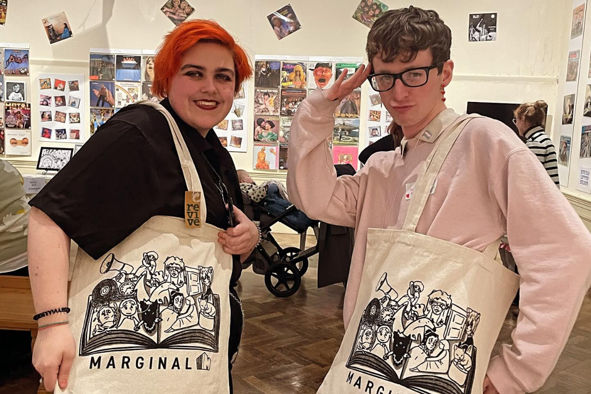 Comics Youth-two young people show off their Marginal tote bags